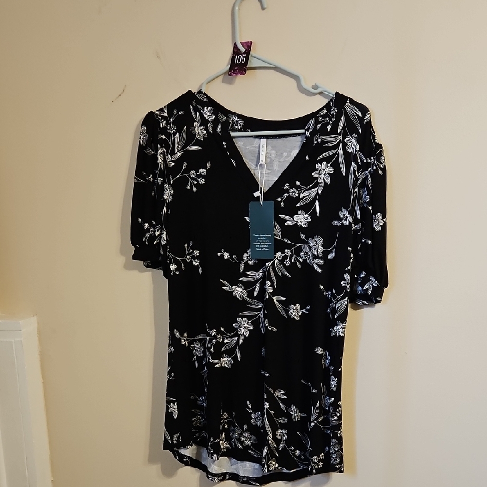 Anyally Black and White Floral V Neck Blouse. NWT